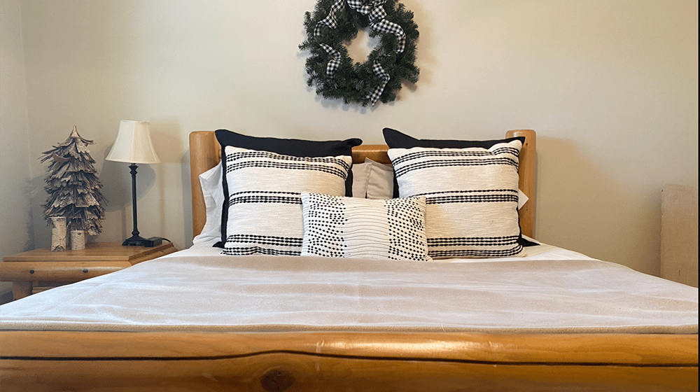 christmas-cottage-bedroom